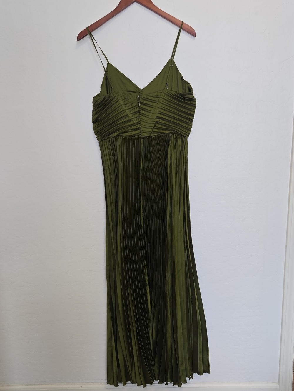 Petal & Pup Naira Pleated Maxi Dress Palm Green Size 8 NWT - Picture 7 of 13